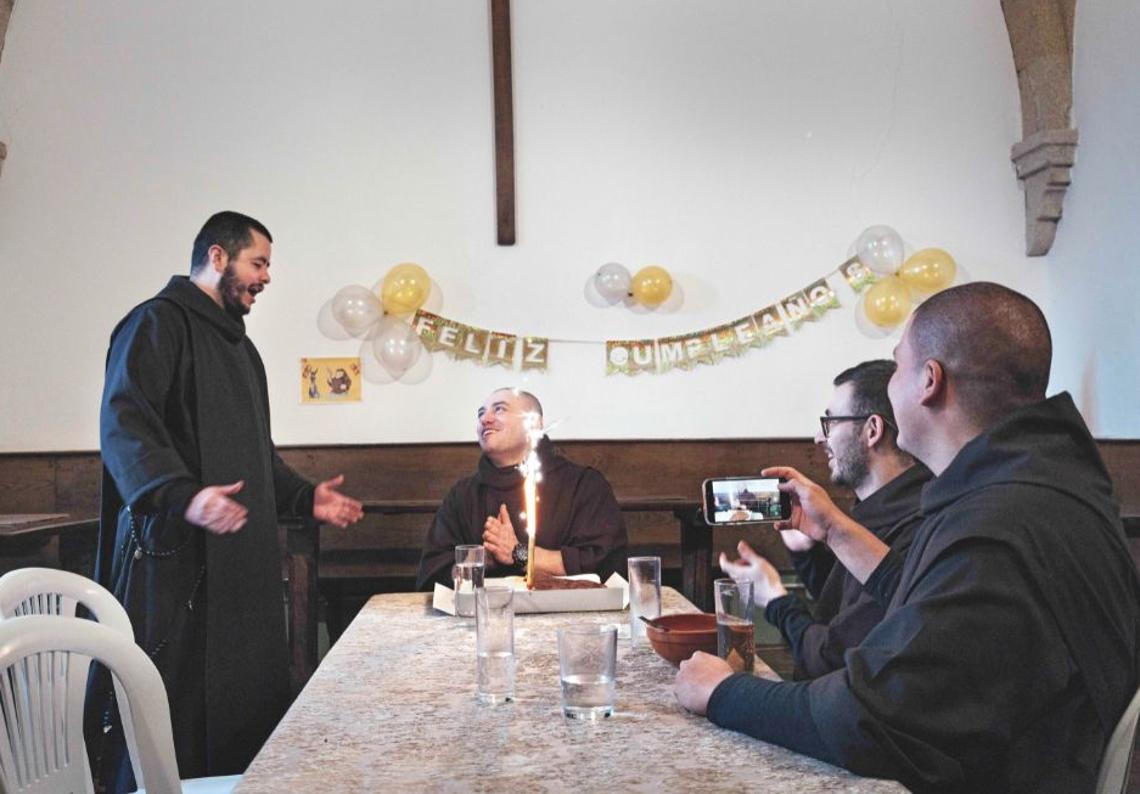El padre Mauro canta Cumpleaños feliz al hermano Fredy en el comedor del monasterio de los carmelitas en Santiago de Compostela. Fredy recuerda otra vida. En Colombia era ingeniero. Sobre sus hombros recaía una de las obras civiles más importantes de su país. «Dios me salvó. Lo dejé todo por vivir libre», dice.