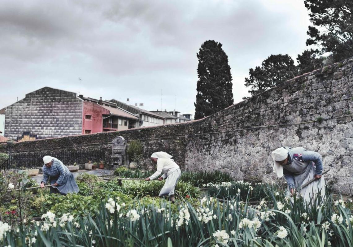 Las hermanas Genoveva, María y Elena arreglan el jardín del convento de las dominicas en Lekeitio. Nacieron en Kenia. «Son la luz de este convento», confiesa la hermana Benita, de Elorrio.