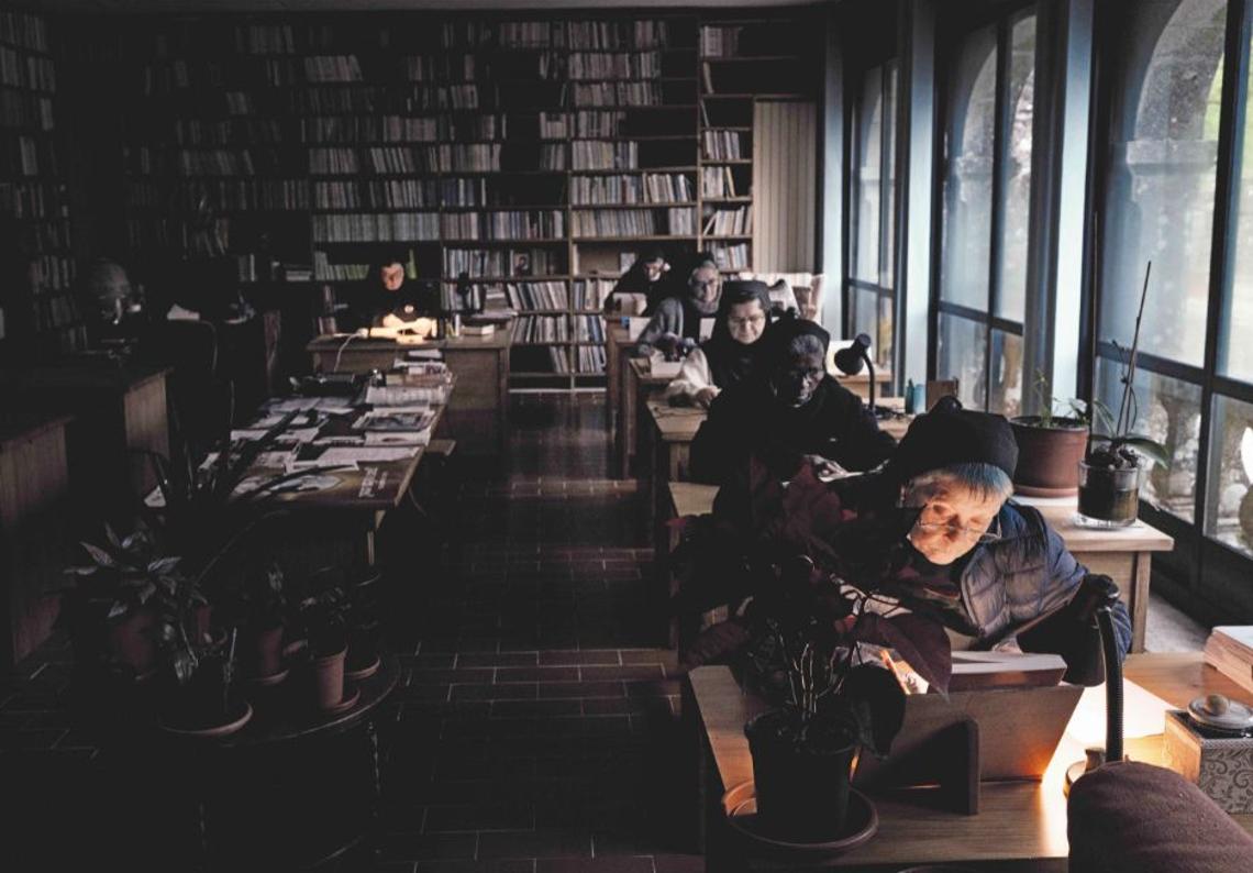 Sor María Ángeles junto con el resto de sus hermanas cistercienses del monasterio de Armenteira durante la hora de estudio.
