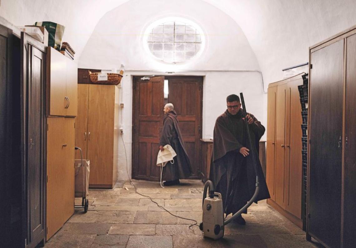 Los hermanos Daniel y Fredy durante la hora de la limpieza en el interior del monasterio de los carmelitas en Santiago de Compostela.