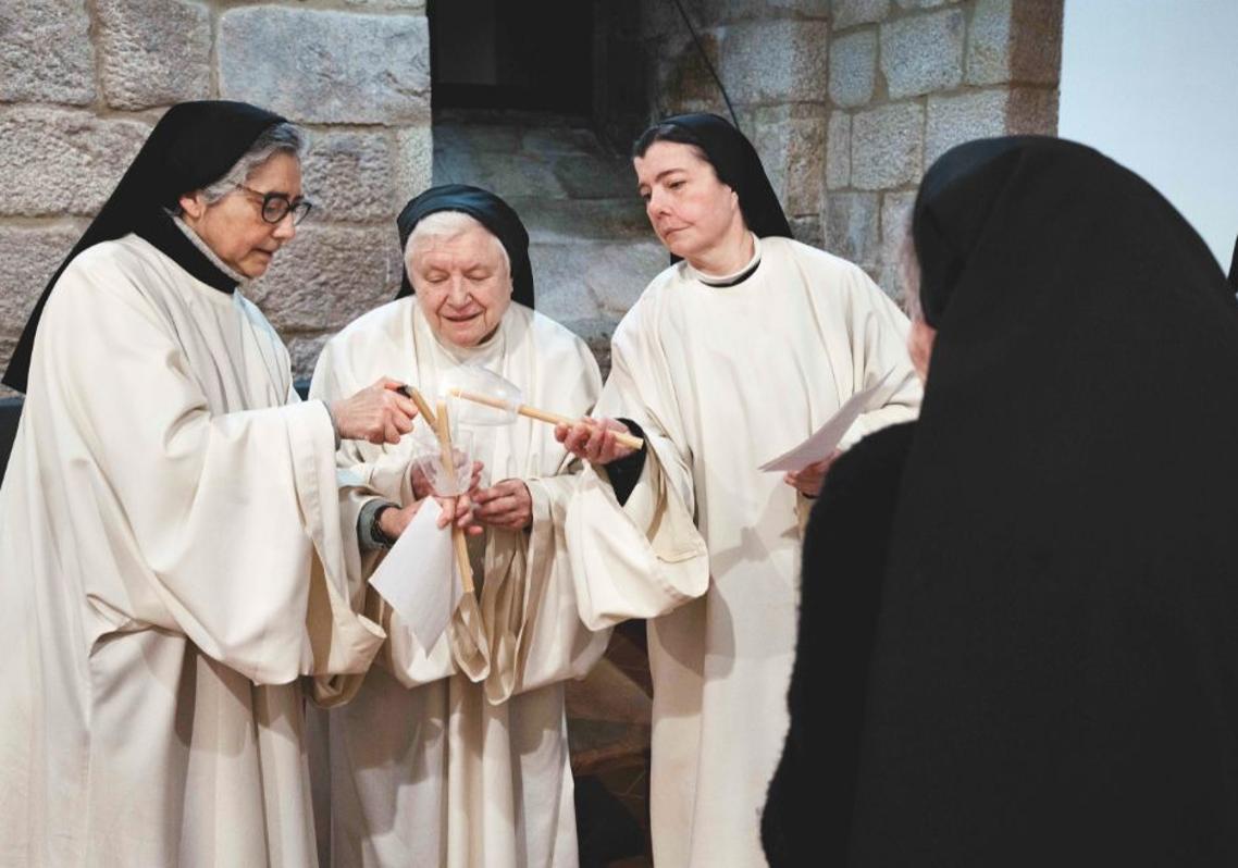 Armenteira, Pontevedra (España). Sor María del Carmen junto con las hermanas Paula y Marta encienden unas velas para celebrar la Candelaria.