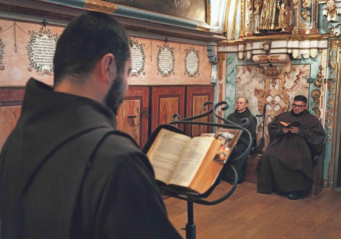 Los hermanos de los carmelitas rezan salmos en el interior del coro del monasterio.