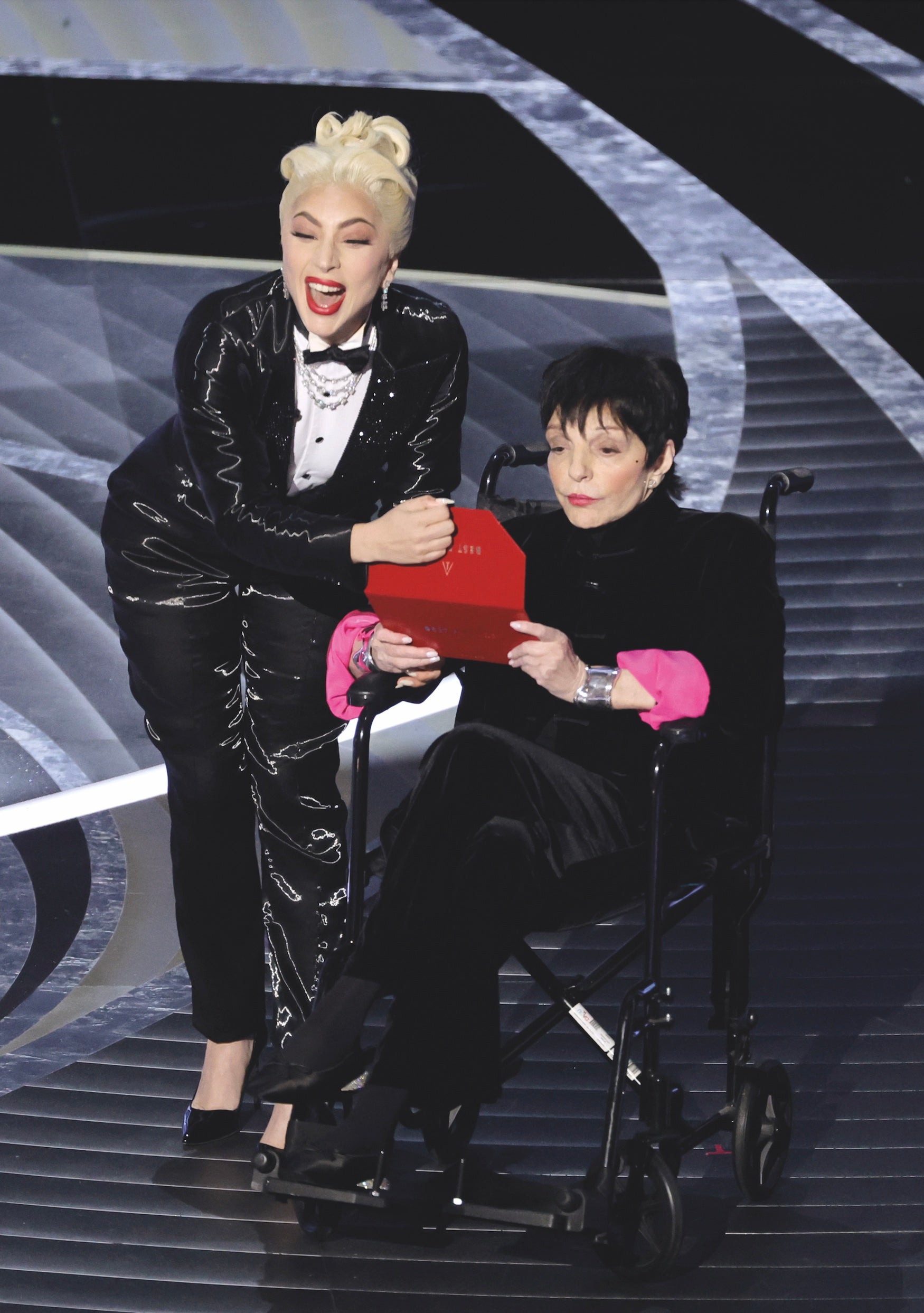 Minnelli tiene comentarios especialmente duros para Lady Gaga, con quien copresentó un premio en los Oscar de 2022. Según ella, Gaga la humilló detrás del escenario y, una vez ante los focos, la hizo parecer aún más endeble de lo que estaba. Esa manipulación la decidió a escribir sus memorias.