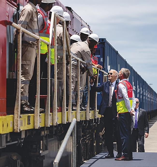 Joe Biden viajó a Lobito en 2024, apenas un mes antes de ceder la Casa Blanca a Donald Trump, para impulsar las obras del corredor y asegurar el apoyo financiero al proyecto.