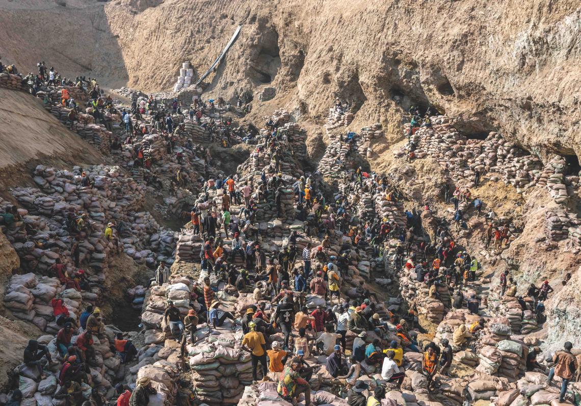 Medio millón de congoleños, entre minería artesanal e industrial, trabajan en la extracción de cobalto. Incluso la industrial es rudimentaria y los minerales se trasladan a hombros en pesados sacos.