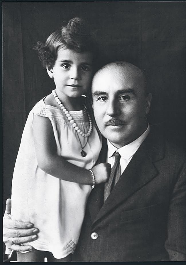 Miguel Campins y su hija Conchita alrededor de 1928.