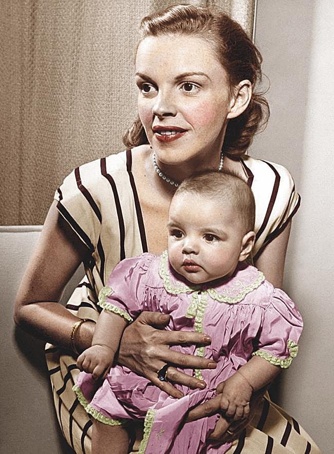 Liza Minnelli es hija de la actriz Judy Garland y del director Vincente Minnelli, un matrimonio que duró poco y no fue feliz. Liza creció junto con su madre y heredó su talento. A los 19 años ganó el Premio Tony a la mejor actriz en un musical, la más joven de la historia en ganarlo. «Yo fui la nepobaby original», bromea Liza.