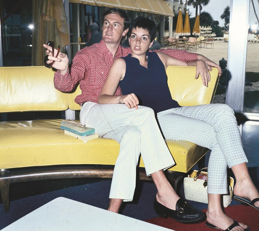 Minelli recuerda su infancia en Sunset Boulevard: «Mis compañeros de juegos eran los hijos de nombres tan conocidos como Humphrey Bogart y Lauren Bacall, Lana Turner, Fred Astaire, Bing Crosby...», escribe. Luego, a los 18 años conoció al cantante australiano Peter Allen (foto) y se enamoró localmente. Él también la quiso, pero resultó que en la cama prefería a los hombres.