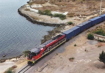 El centenario tren africano en el que viaja al futuro: de las minas de cobalto a tu móvil