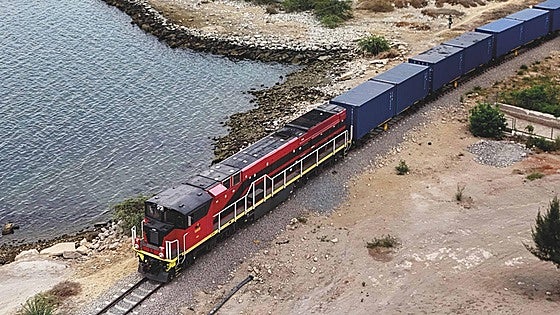 El centenario tren africano en el que viaja al futuro: de las minas de cobalto a tu móvil