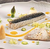 Lomos de jurel con espárragos y salsa muselina