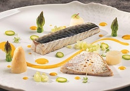 Lomos de jurel con espárragos y salsa muselina