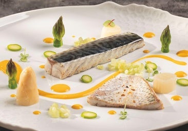 Lomos de jurel con espárragos y salsa muselina