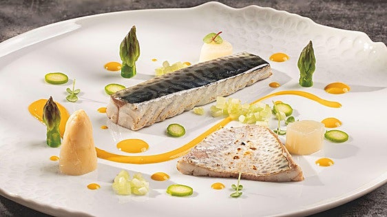Lomos de jurel con espárragos y salsa muselina