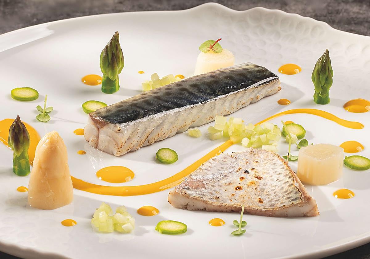 Lomos de jurel con espárragos y salsa muselina