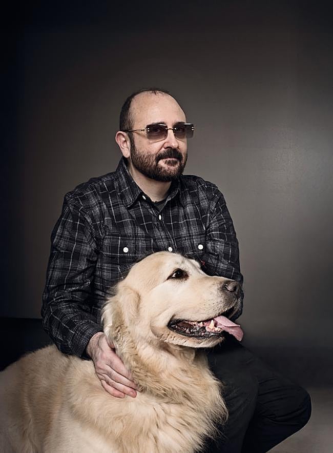 Nacido en Madrid, iba para dibujante de cómics. De niño, en el recreo, vendía caricaturas de sus profesores a los compañeros del colegio. Ser actor no fue una decisión planificada, sino una vía que le fue abriendo el destino tras conocer a los humoristas Ernesto Sevilla y Joaquín Reyes y ser fichado para 'La hora chanante', en su día un auténtico fenómeno.