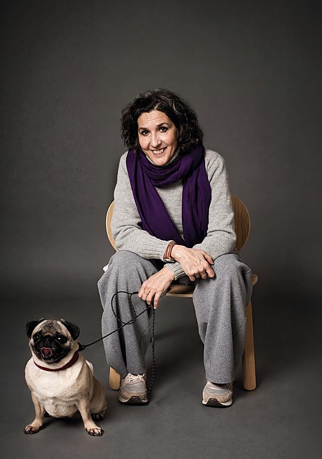 Los perros y los libros fueron omnipresentes en la infancia de esta vallisoletana del humilde barrio 4 de marzo. Tras sufrir abusos en casa, el teatro la ayudó a transformar su dolor en arte, especializándose en explorar emociones intensas y complejas. Con 29 años, Imanol Uribe la hizo debutar en el cine como una etarra en 'Días contados', fue nominada al Goya y desde entonces apenas ha descansado.