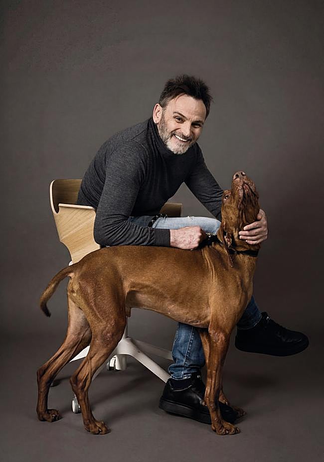 Con 9 meses, su madre enfermó y lo llevó con su tía abuela. Con ella vivió hasta los 14 años. Un alejamiento que marcó la vida de este cordobés que vendió enciclopedias, trabajó en una pescadería, en un súper... mientras se formaba en el teatro 'amateur' y en escuelas de interpretación como la de Cristina Rota. Fernando León le dio el papel que lanzó su carrera en 'Los lunes al sol'. Hoy es uno de los actores más populares de España.