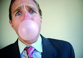 Mascar chicle aplaca el estrés y mejora el carácter