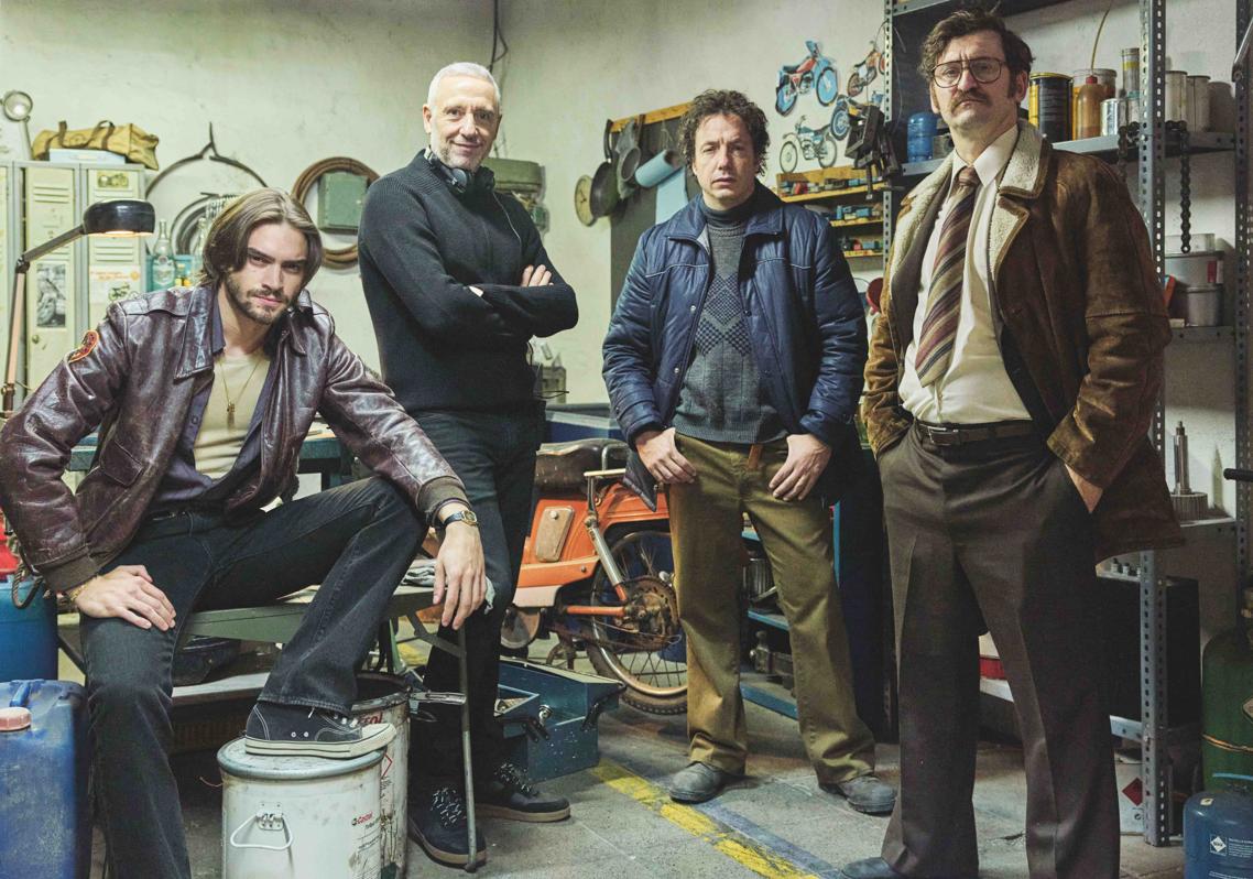 Velilla con Gabriel Guevara (izda.), Vito Sanz y Raúl Arévalo (dcha.), que dan vida a los secuestradores de Quini en Por cien millones. La serie se rodó en el mismo taller donde el entonces pichichi de la Liga estuvo encerrado. Por los pelos, cuenta el director, ya que el edificio fue reformado pocos meses después.