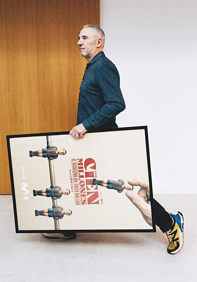 Pasó por El Heraldo de Aragón y Antena 3 antes de dar el salto a la ficción como guionista en Médico de familia. Melómano y guitarrista en su adolescencia de Los Intestinos, un grupo punk de Zaragoza, se define como «una persona poco entusiasta de los eventos sociales».