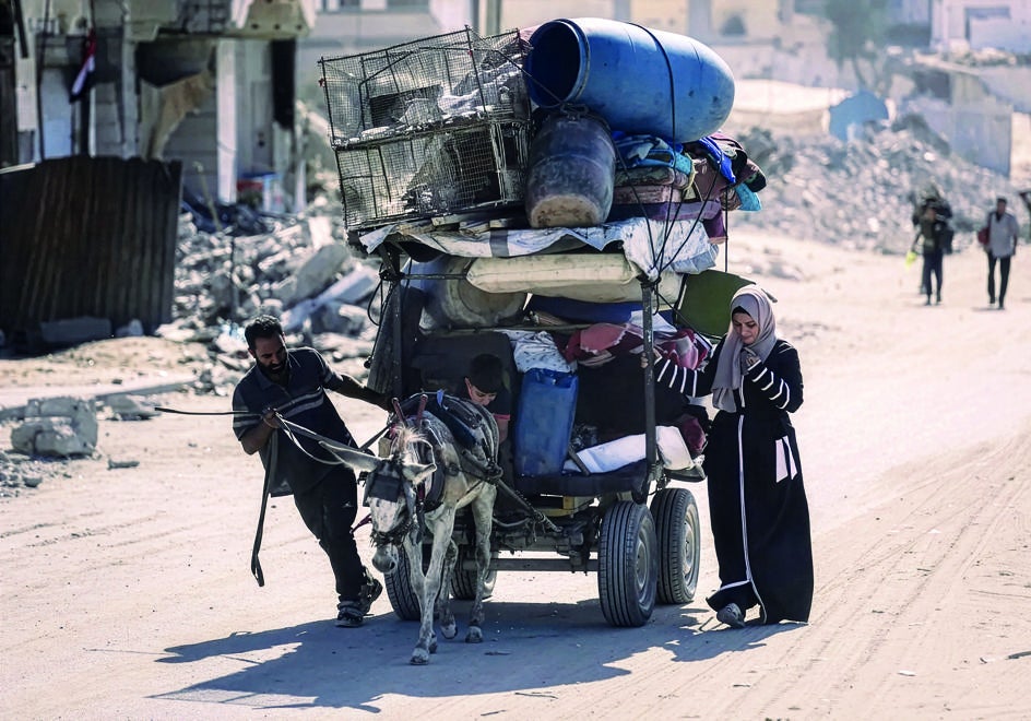 Una familia de palestinos regresa a la ciudad de Gaza: los burros transportan las pertenencias de los desplazados y agua potable.