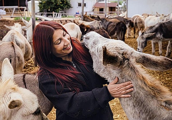 La animalista israelí Sharon Cohen en su granja de burros rescatados.