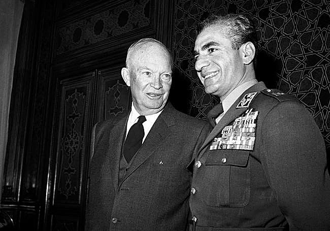 Eisenhower, el presidente que llevó al sha al poder, fue también el que permitió a Irán iniciar su programa nuclear con la entrega de tecnología en 1957.