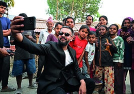La mitad de la población nepalí es menor de 26 años, y Shah los ha ilusionado con su perfil televisivo y su cercanía.