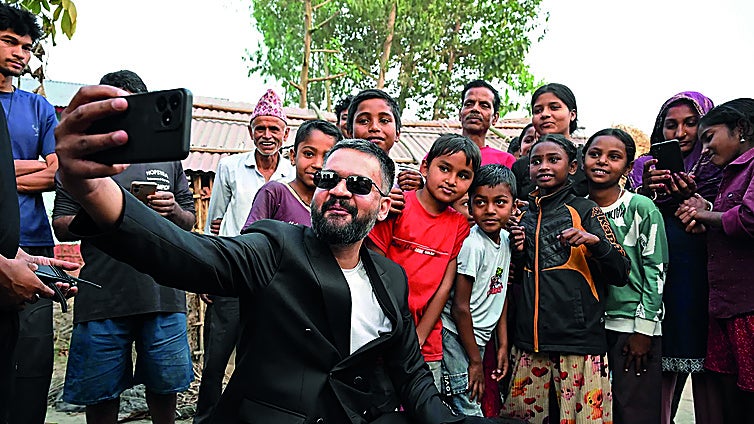 Un rapero de 35 años va a gobernar Nepal. ¿Qué está pasando en el país de los lamas?