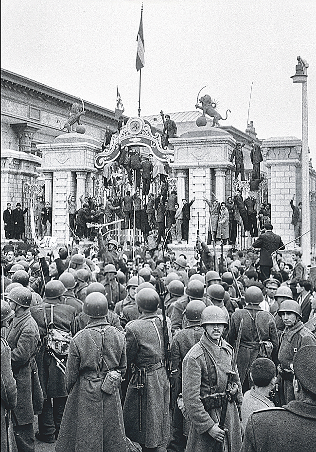 Soldados iraníes rodean el parlamento de Teherán al comienzo del golpe de estado de 1953.
