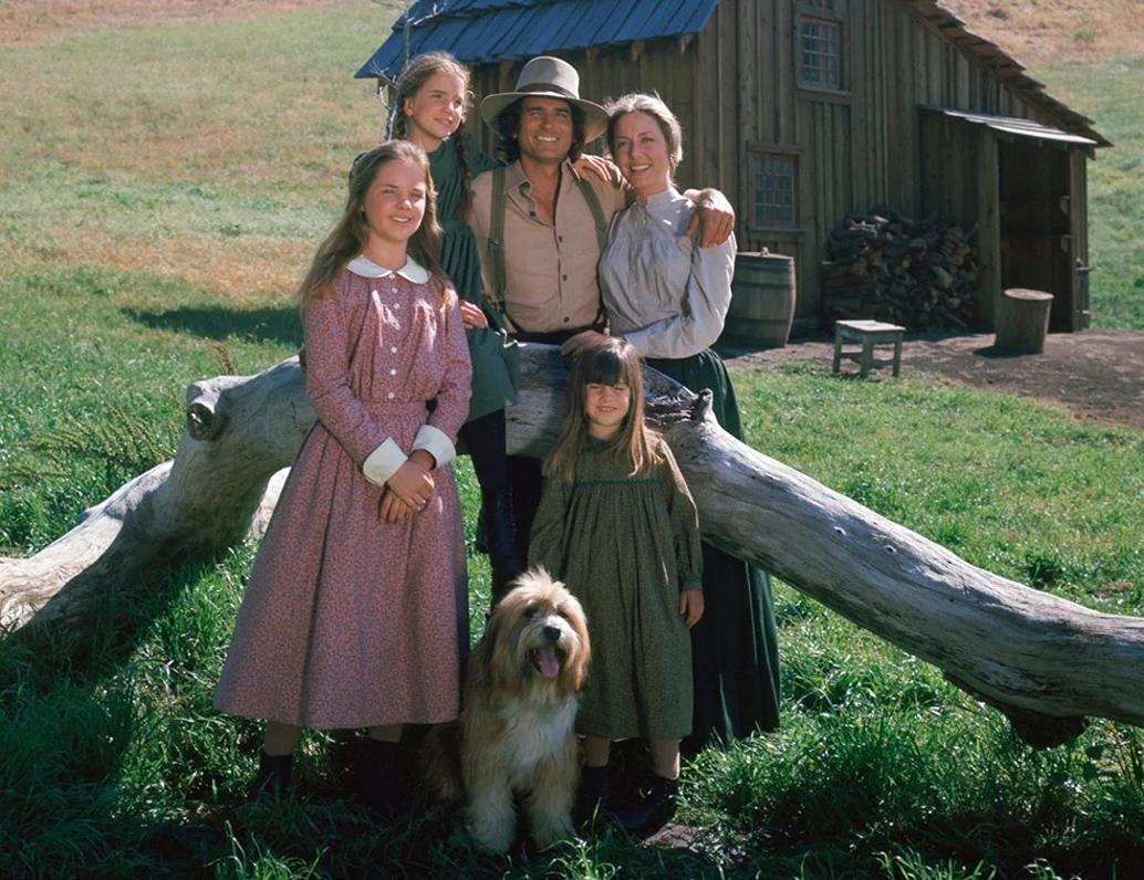 La serie gira alrededor de las aventuras de la familia Ingalls en un rancho en Walnut Grove, Minnesota, en 1870. De izquierda a derecha: la hija mayor, Mary; Laura, la narradora; su padre, Charles; la pequeña Carrie; y la madre, Caroline.