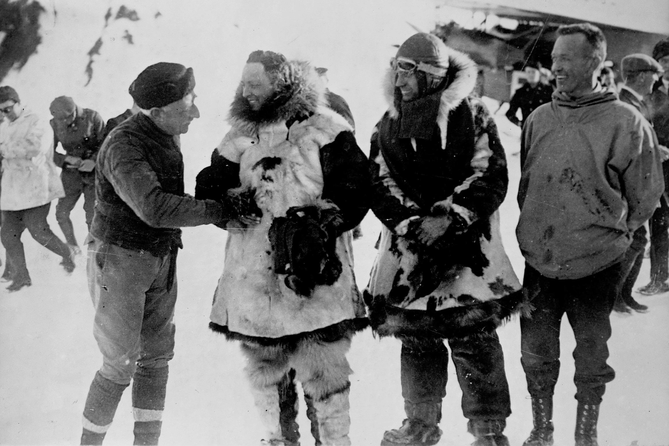 Amundsen felicita a Byrd y a Bennett tras aterriza de regreso del Polo Norte.