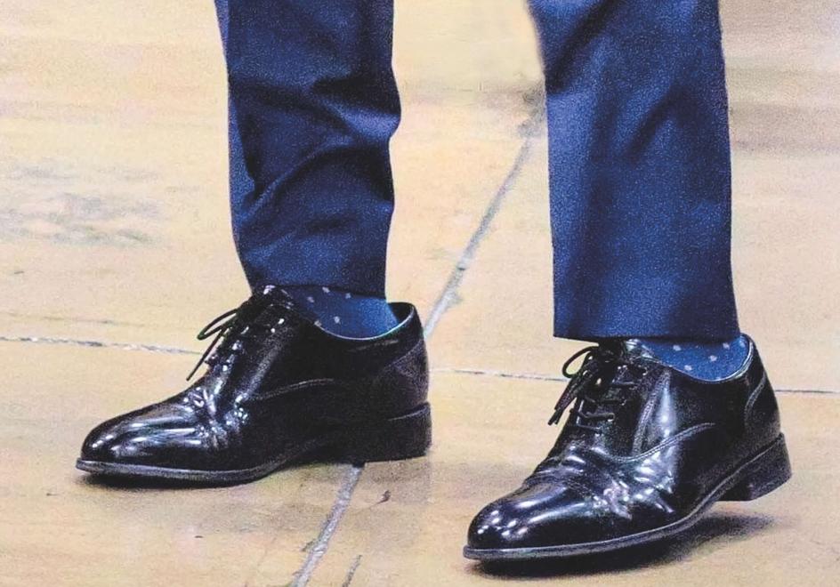 El secretario de Estado, Marco Rubio, también recibió sus Oxford, pero con un número dos tallas mayor. Aun así, se los calzó para no desairar al presidente.