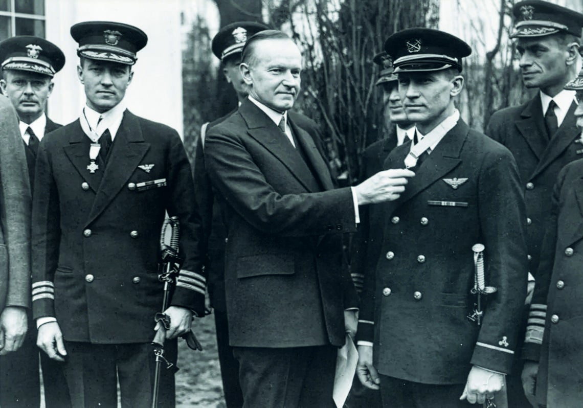 Richard Byrd (a la izquierda) y Floyd Bennett (derecha) reciben la medalla de honor de manos del presidente de Estados Unidos Calvin Coolidge por su hazaña polar.
