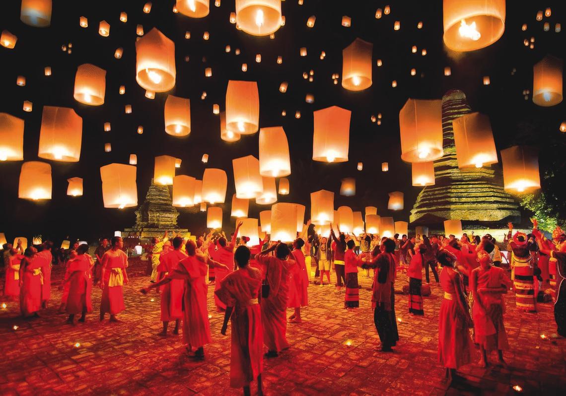En el plenilunio de mayo se celebra el Vesak, que conmemora el momento en que Siddhartha Gautama alcanzó la iluminación —o nirvana— y se convirtió en Buda. Se celebra con oraciones, ofreciendo comida, bañando estatuas de Buda con agua perfumada y lanzando al cielo farolillos que simbolizan la luz de la sabiduría que orienta hacia el bien.