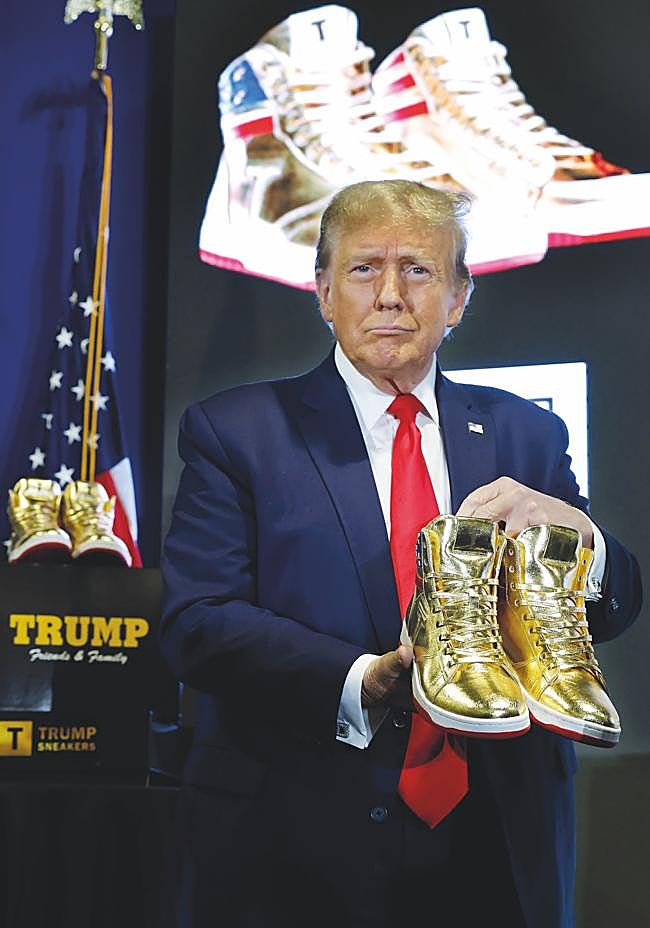 Trump ya dejó entrever su querencia por el calzado cuando era candidato en 2024 y puso a la venta zapatillas doradas con su inicial a 399 euros el par.