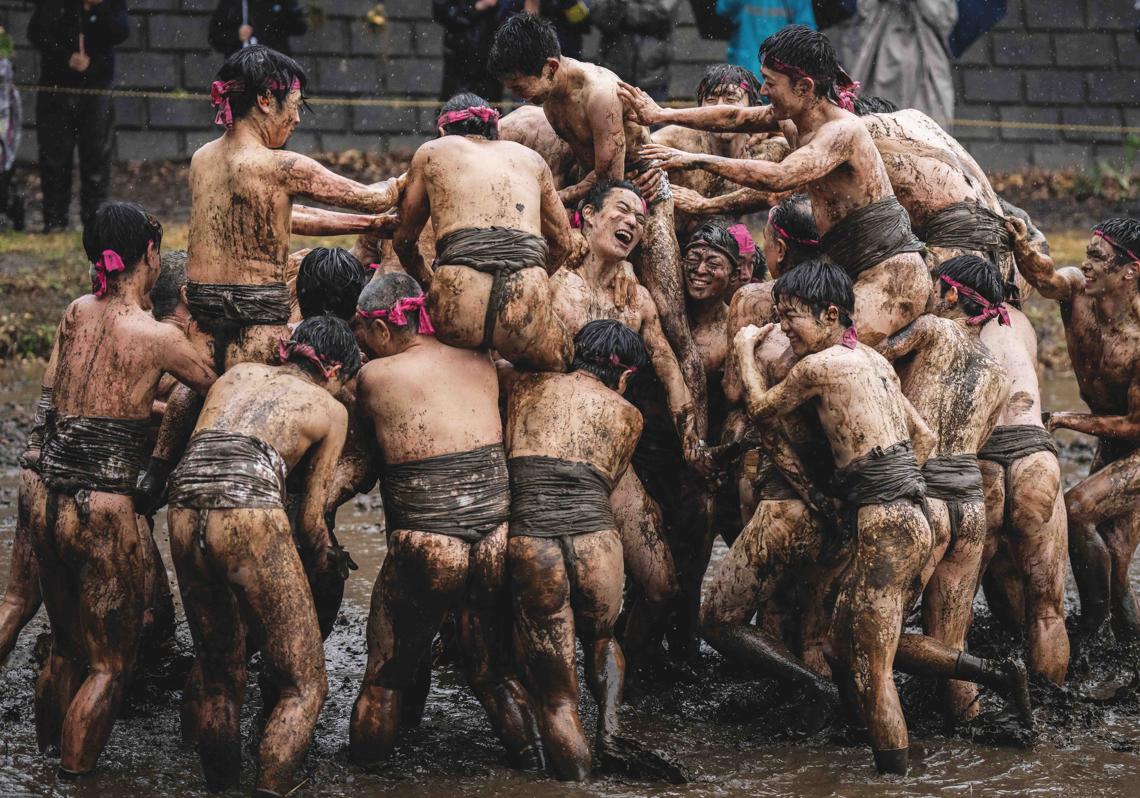 Decenas de hombres casi desnudos se enfrentan en un campo de arroz lleno de fango en Yotsukaido (Chiba, Japón). Sucede durante el festival Warabi Hadaka, un ritual sintoísta destinado a pedir prosperidad y estabilidad para las comunidades agrícolas y que simboliza la fortaleza, la purificación y el esfuerzo colectivo.