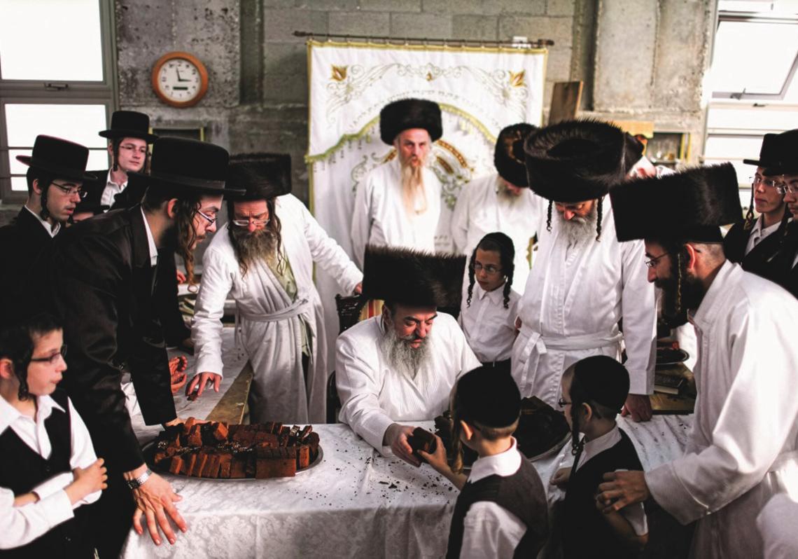 Un grupo de ultraortodoxos reparte pasteles durante el Yom Kipur, el día de la expiación y el arrepentimiento, que conmemora el momento en que Dios perdonó al pueblo judío por idolatrar al becerro de oro. Al atardecer, comienzan las 25 horas en que se prohíbe comer, beber, lavarse o tener relaciones conyugales.