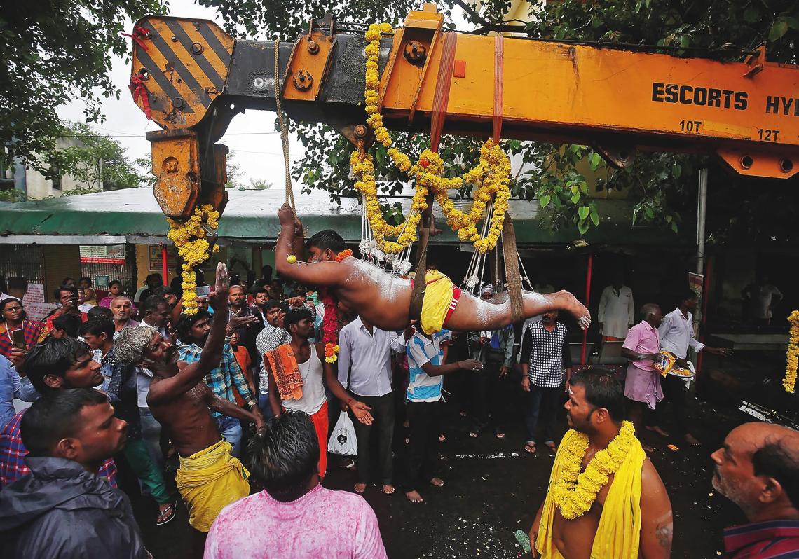 La ceremonia de Garudan Thookkam es una forma extrema de penitencia, propia de algunas regiones del sur de la India, donde los participantes se perforan la piel de la espalda con ganchos metálicos y son suspendidos simulando el vuelo del ave mítica que logró apaciguar la ira de la diosa Kali. El ritual se realiza como una ofrenda a la diosa con el fin de agradecerle las plegarias atendidas.