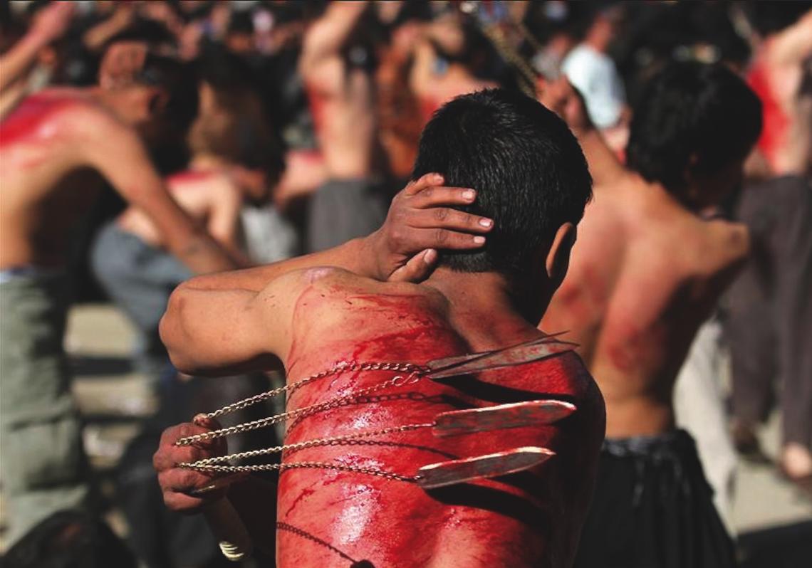 La Ashura es un ritual de duelo practicado especialmente en Irak, Irán, el Líbano, Pakistán y Afganistán para conmemorar el martirio del imán Hussain ibn Ali, nieto del profeta Mahoma, en el año 680 d. C. Quienes realizan actos de autoflagelación con cadenas, espadas o golpes simbolizan el dolor de no haber estado presentes para poder salvar a Hussain.