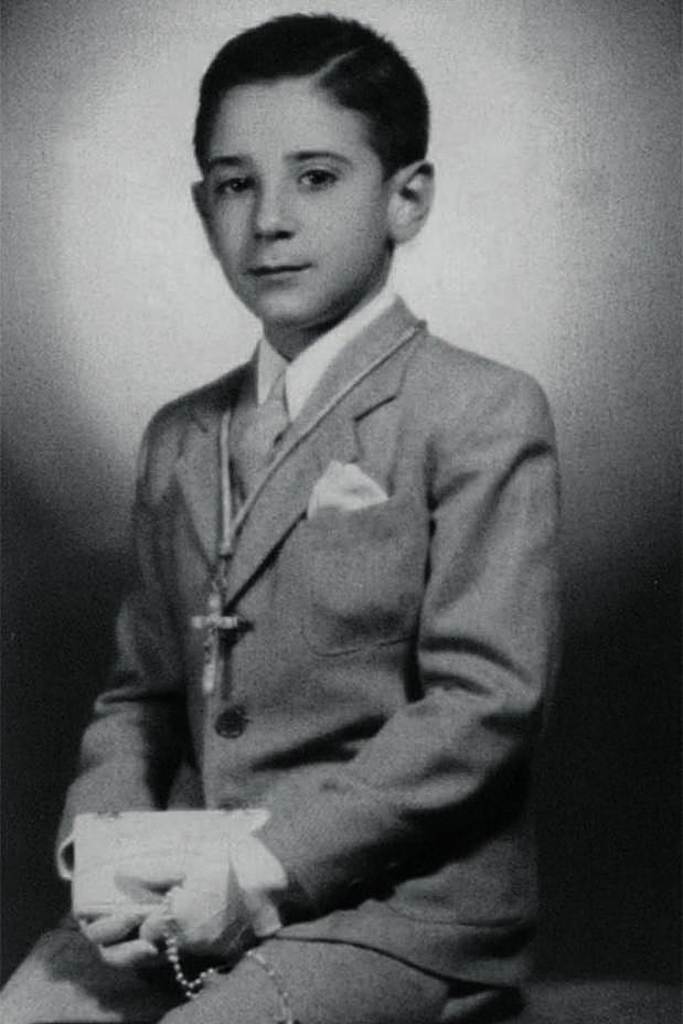 Para su familia, «navarrísima», subrayaba él, siempre fue 'Alfredico'. Los maristas de Pamplona, en cuyo colegio estudió, intentaron que fuera al seminario, pero él esquivó sus maniobras. Aun así, tan cercano se sentía a Dios que, como si fuese un amigo, lo llamaba 'Manolo'.