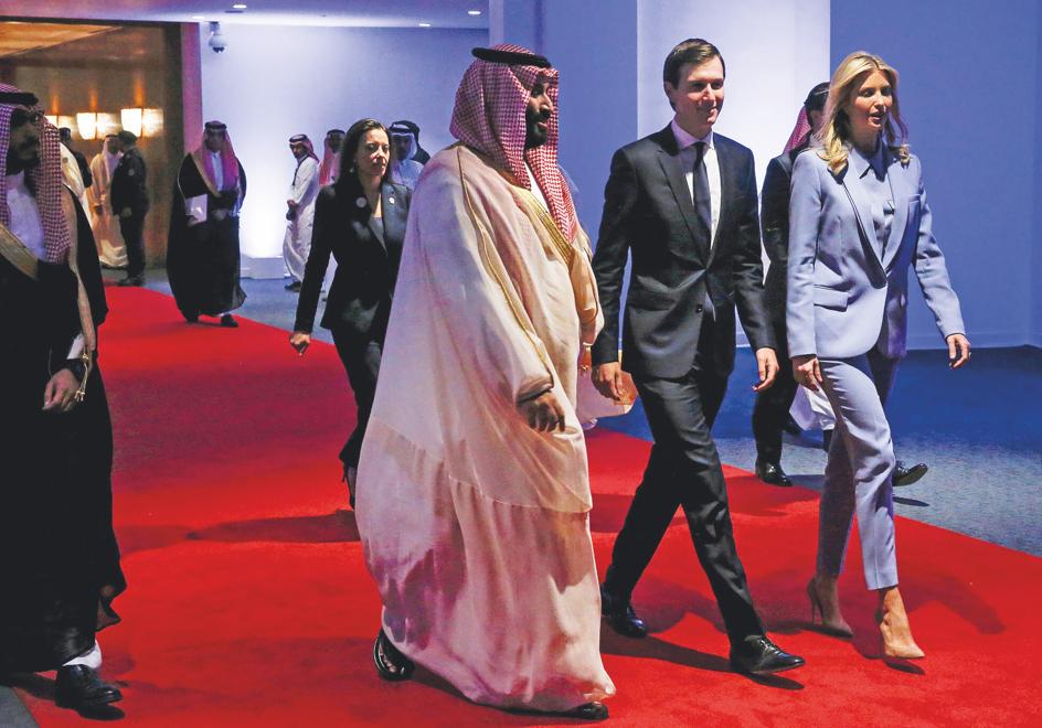 Kushner mantiene una fluida relación con el príncipe saudí Mohamed bin Salmán desde la primera presidencia de Trump. El Fondo de Inversión Pública del Gobierno saudí ha facilitado miles de millones a Kushner en los últimos años. Su mujer, Ivanka, lo acompaña como si fuera parte del equipo negociador.