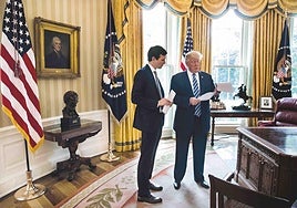 Jared Kushner y Donald Trump departen en el despacho oval de la Casa Blanca.