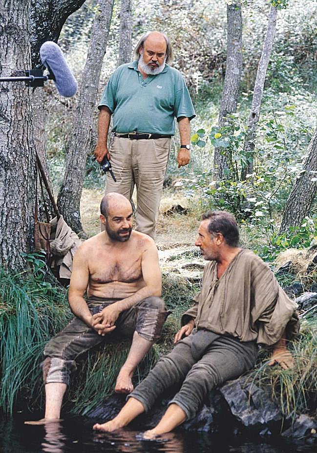 Landa trabajó dos veces con José Luis Cuerda —'El bosque animado' y 'La marrana' (foto)— y en las dos se llevó el Goya. Recibió otro de honor, en 2007, pero al recogerlo comenzó a hablar de forma extraña por un problema de salud. Su mujer y sus hijos subieron al escenario para rescatarlo.