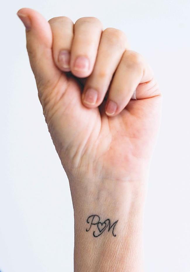 El tatuaje que Milagros se ha hecho con sus iniciales y las de su marido, unidas por un corazón.