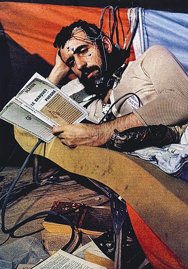 El francés Michel Siffre fue el sujeto de uno de los primeros experimentos para poner a prueba la glándula pineal. Encerrado en una gruta durante 60 días, probó que, al privar a la glándula pineal de luz, nuestros relojes internos se desacoplan del planeta.