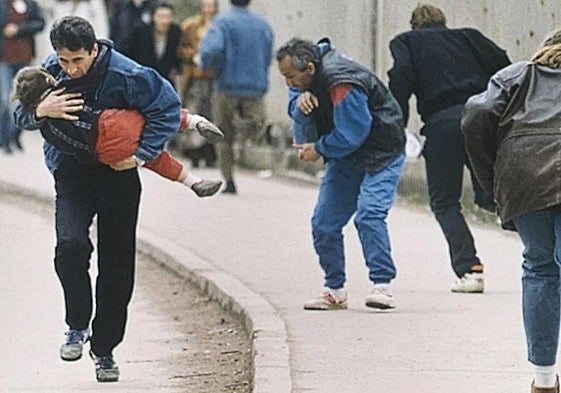 Habitantes de Sarajevo intentan esquivar las balas de los francotiradores en abril de 1993.
