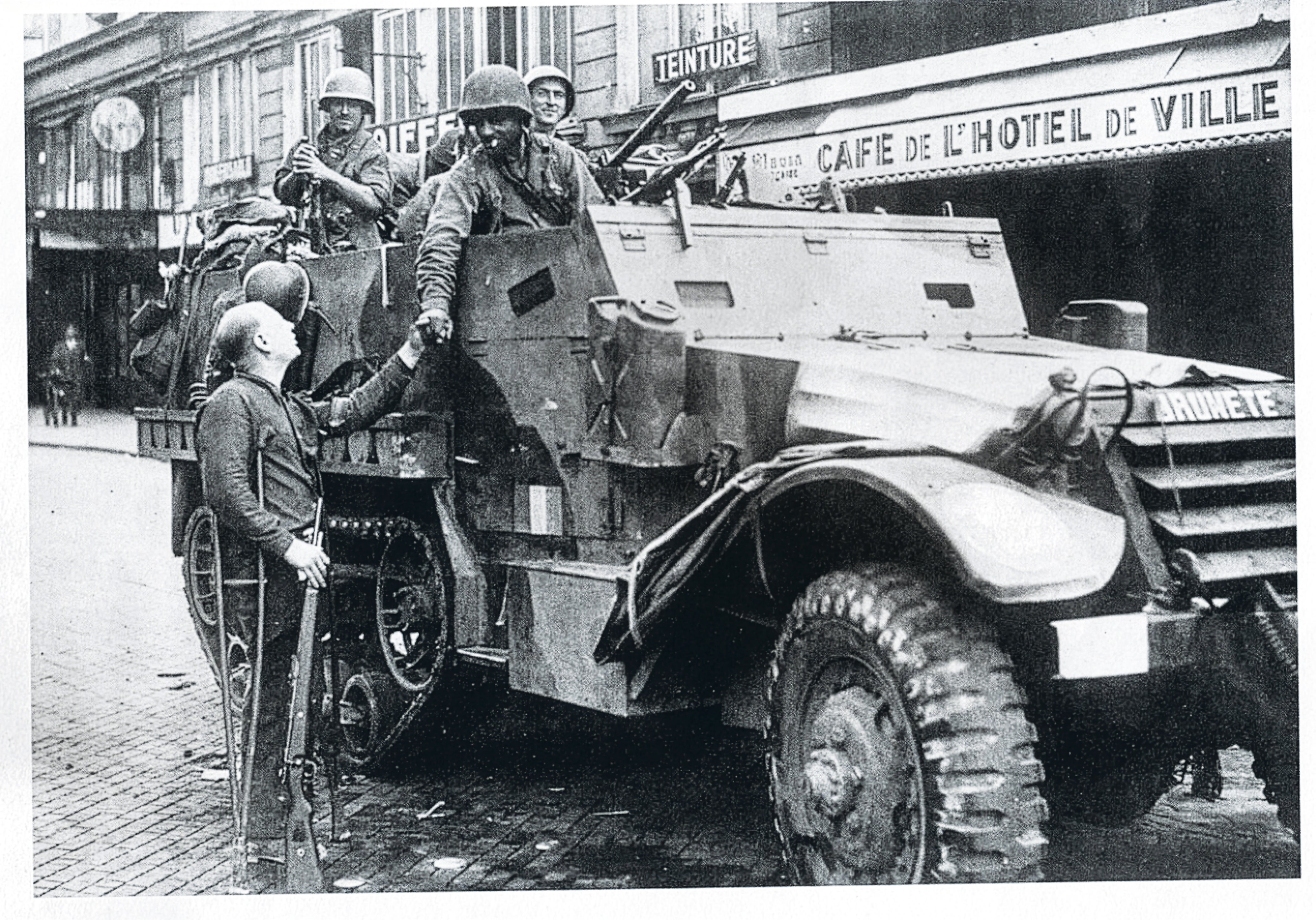 Imagen principal - De arriba a abajo, un parisino de la Resistencia saluda a los españoles del Brunete tras tomar la capital francesa; el Guernica, con soldados de La Nueve, participa en el desfile triunfal de los aliados por los Campos Elíseos; un soldado español (se cree que Pablo Moraga), hace el saludo anarquista tras participar en la liberación de la capital francesa.