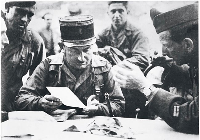 El capitán francés Raymond Dronne da instrucciones a sus cosacos de La Nueve, a la izquierda Martín Bernal, al mando de una de las secciones de la 9ª compañía, y al fondo el teniente valenciano Amado Granell.